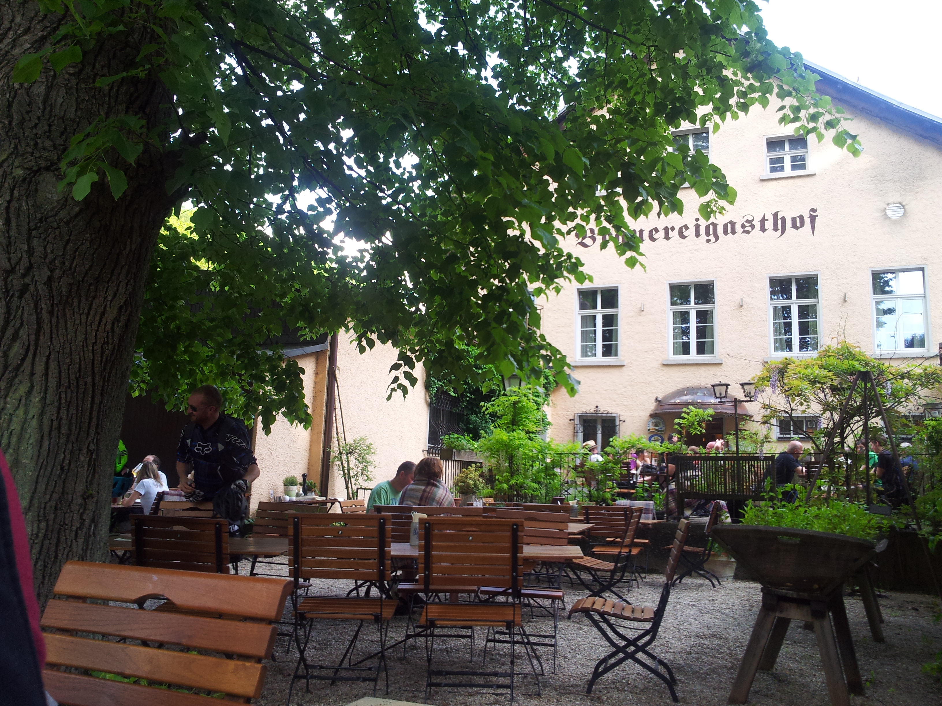Blick in den Biergarten der Schlossbrauerei