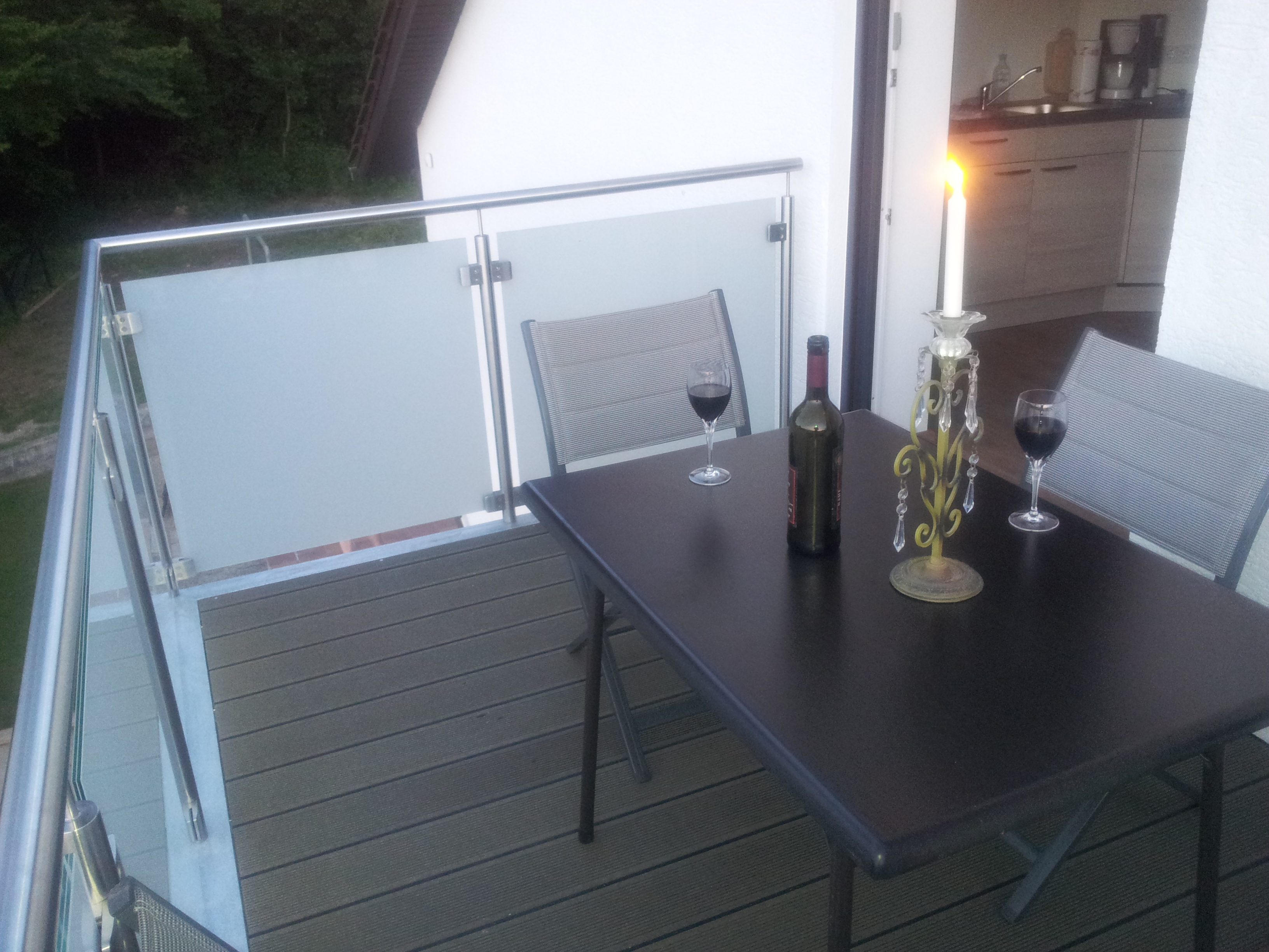 Balkon mit Wein am Tisch